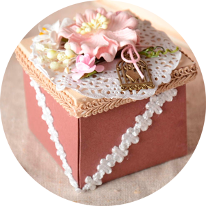 розовая подарочная коробка